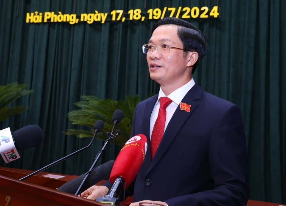 Chủ tịch Hội đồng Nhân dân thành phố Hải Phòng Phạm Văn Lập phát biểu khai mạc kỳ họp. (Ảnh: Văn Điệp/ TTXVN)