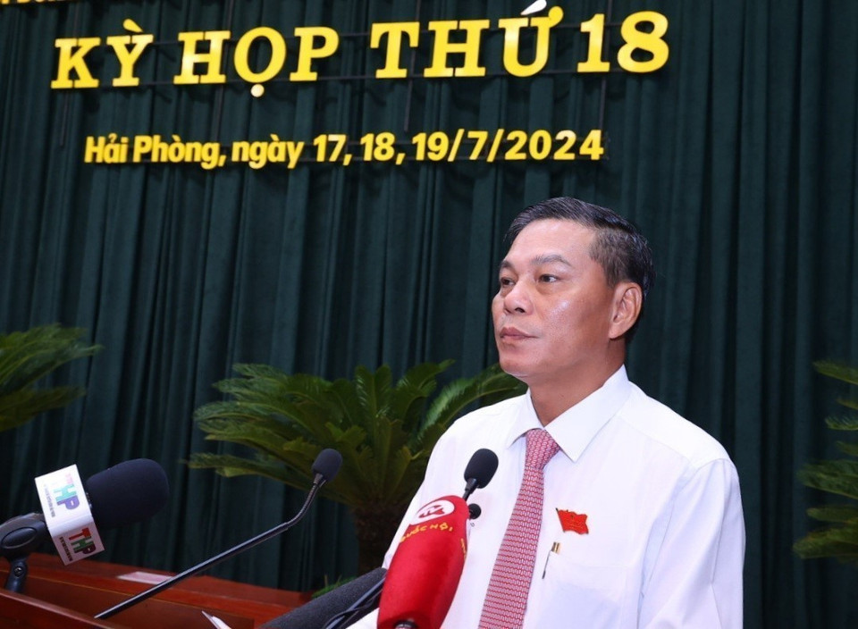Chủ tịch Ủy ban Nhân dân thành phố Hải Phòng Nguyễn Văn Tùng báo cáo kết quả kinh tế, xã hội 6 tháng năm 2024. (Ảnh: Văn Điệp/TTXVN)