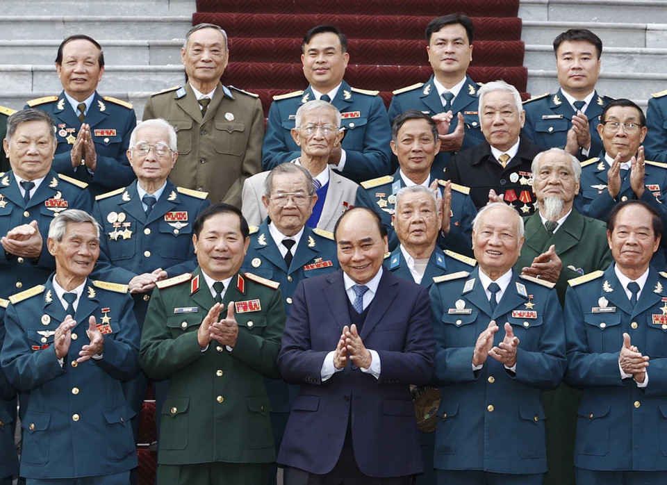 Chủ tịch nước Nguyễn Xuân Phúc với các cựu chiến binh Sư đoàn 361. (Ảnh: Thống Nhất/TTXVN)