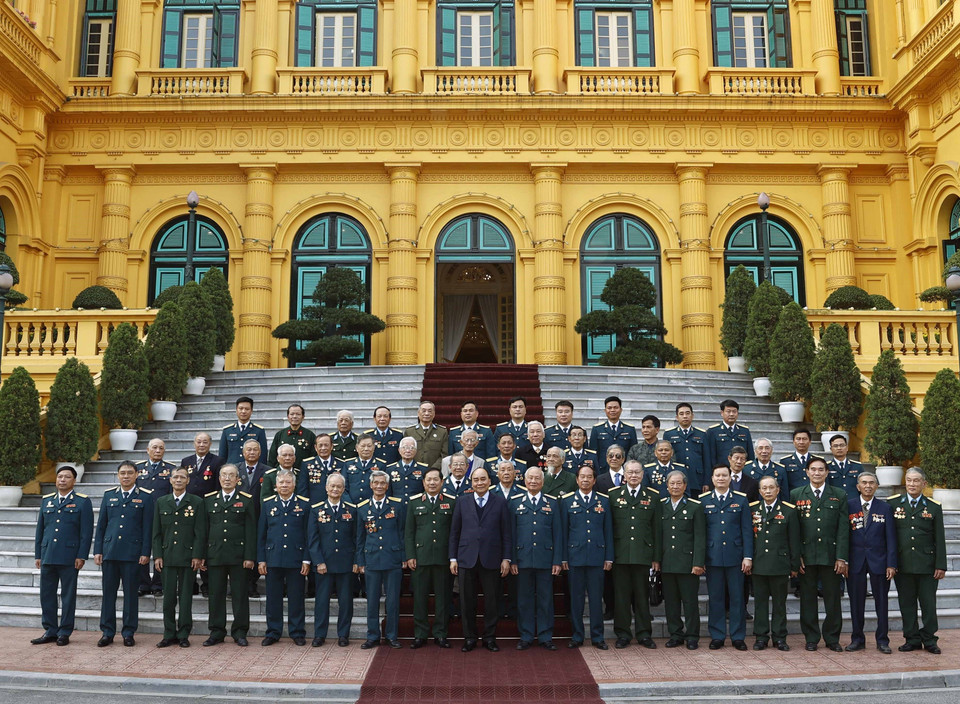  Chủ tịch nước Nguyễn Xuân Phúc với các cựu chiến binh Sư đoàn 361. (Ảnh: Thống Nhất/TTXVN)