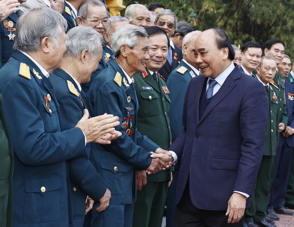 Chiều 20/12, tại Phủ Chủ tịch, Chủ tịch nước Nguyễn Xuân Phúc gặp mặt thân mật Đoàn đại biểu Ban Liên lạc Cựu chiến binh Sư đoàn Phòng không 361. (Ảnh: Thống Nhất/TTXVN)