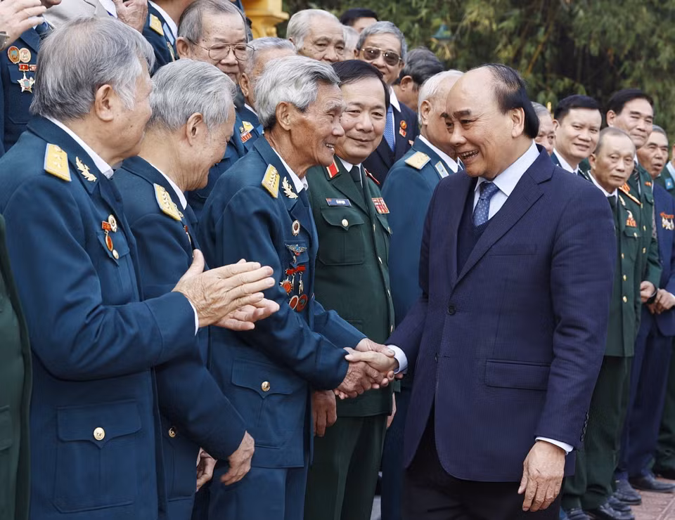 Chiều 20/12, tại Phủ Chủ tịch, Chủ tịch nước Nguyễn Xuân Phúc gặp mặt thân mật Đoàn đại biểu Ban Liên lạc Cựu chiến binh Sư đoàn Phòng không 361. (Ảnh: Thống Nhất/TTXVN)