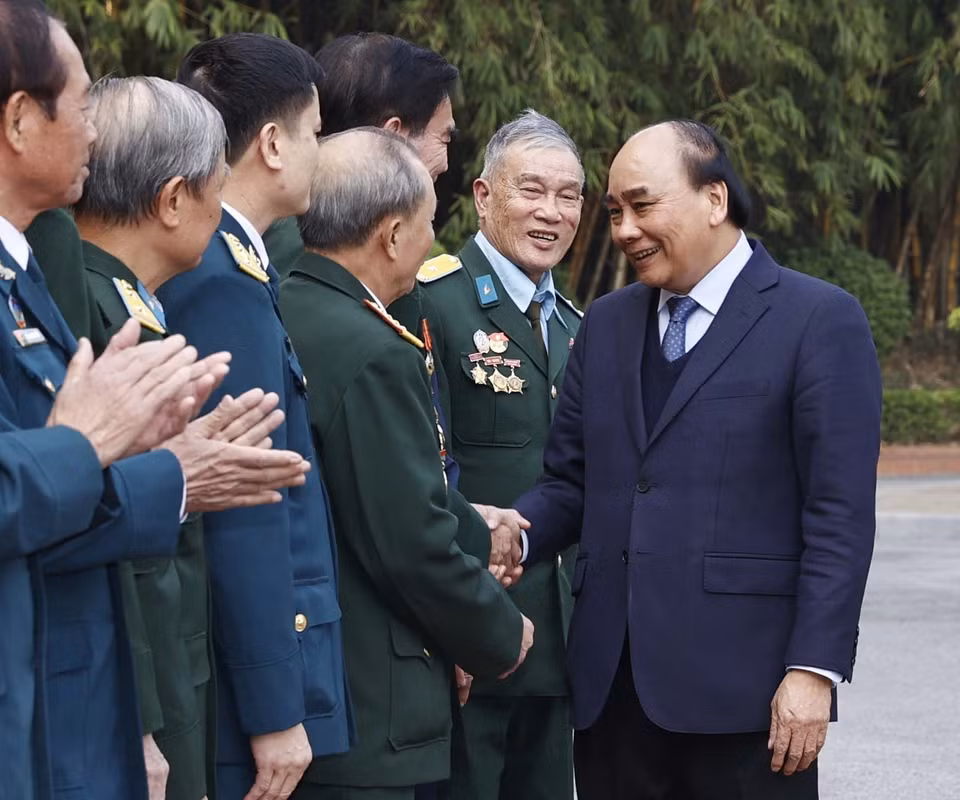 Chủ tịch nước Nguyễn Xuân Phúc với các cựu chiến binh Sư đoàn 361. (Ảnh: Thống Nhất/TTXVN)