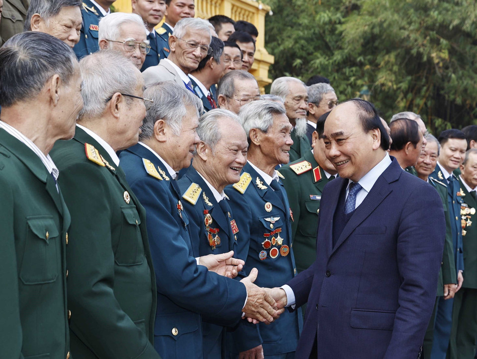 Chủ tịch nước Nguyễn Xuân Phúc với các cựu chiến binh Sư đoàn 361. (Ảnh: Thống Nhất/TTXVN)