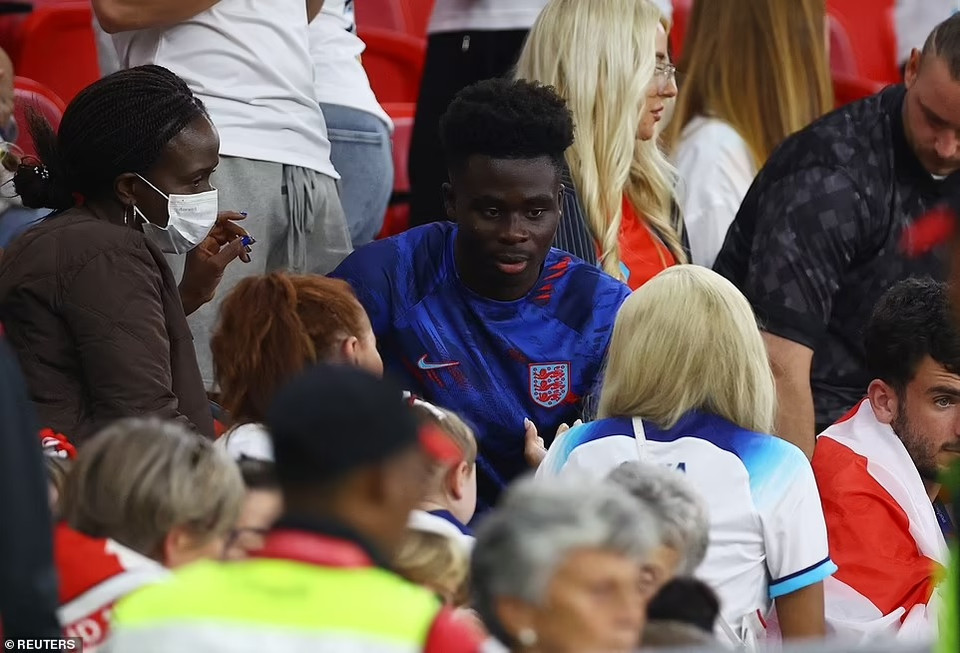 Ngôi sao trẻ Bukayo Saka chung vui cùng bạn bè và gia đình. (Nguồn: Reuters)