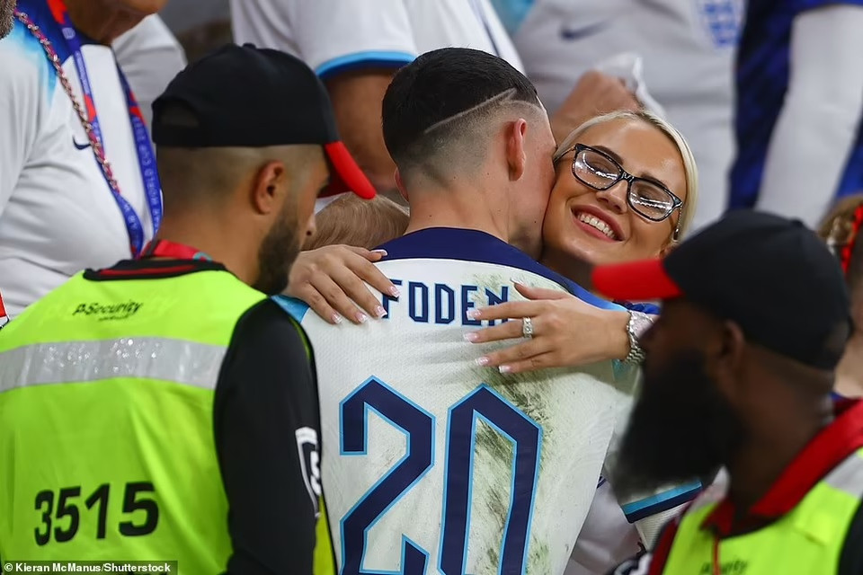 Phil Foden và bạn gái xinh đẹp Rebecca Cooke. (Nguồn: Daily Mail)