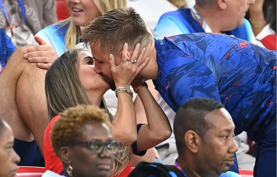 Luke Shaw hôn bạn gái Anouska Santos trên khán đài. (Nguồn: Daily Mail)