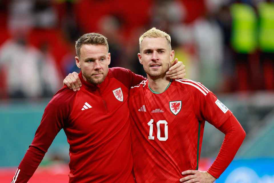 Aaron Ramsey và đồng đội thất thần trong ngày chia tay. (Ảnh: Hải An/Vietnam+)