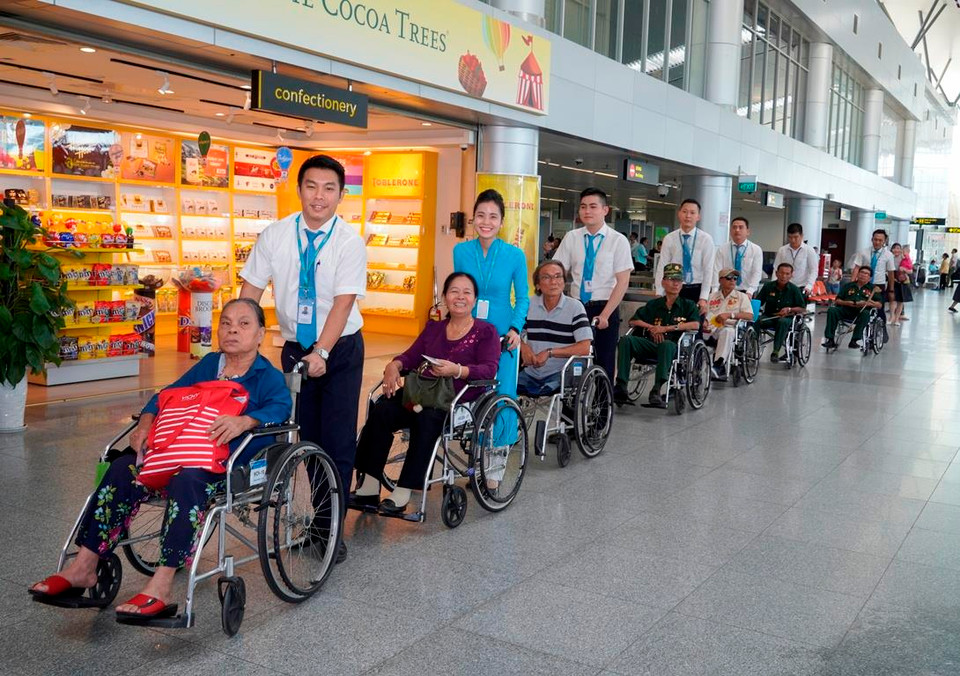 Hầu hết các thương binh đều có tỷ lệ thương tật từ 81% trở lên nên việc đi lại gặp rất nhiều khó khăn và phải nhờ những chiếc xe lăn phục vụ người tàn tật của Vietnam Airlines. (Ảnh: Anh Tuấn/Vietnam+)