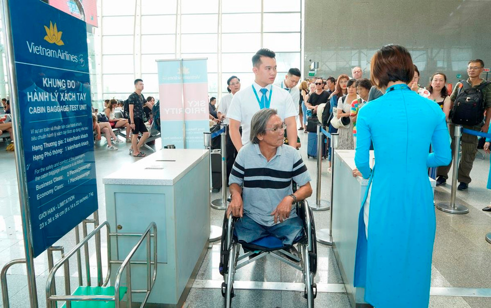 Vietnam Airlines tạo mọi điều kiện về thủ tục nhanh chóng để các thương binh nặng lên máy bay. (Ảnh: Anh Tuấn/Vietnam+)