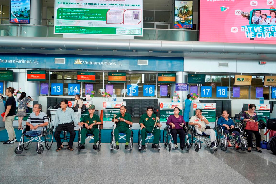 Đoàn đại biểu thương binh nặng của tỉnh Quảng Nam-Đà Nẵng ra Hà Nội tham dự gặp mặt tuyên dương 500 thương binh nặng tiêu biểu toàn quốc. (Ảnh: Anh Tuấn/Vietnam+)