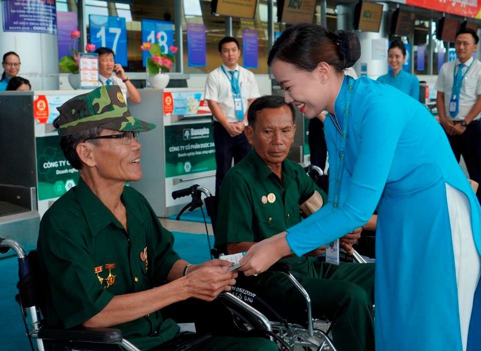 Vé máy bay được trao tận tay những người đã hy sinh xương máu cho độc lập của dân tộc. (Ảnh: Anh Tuấn/Vietnam+)
