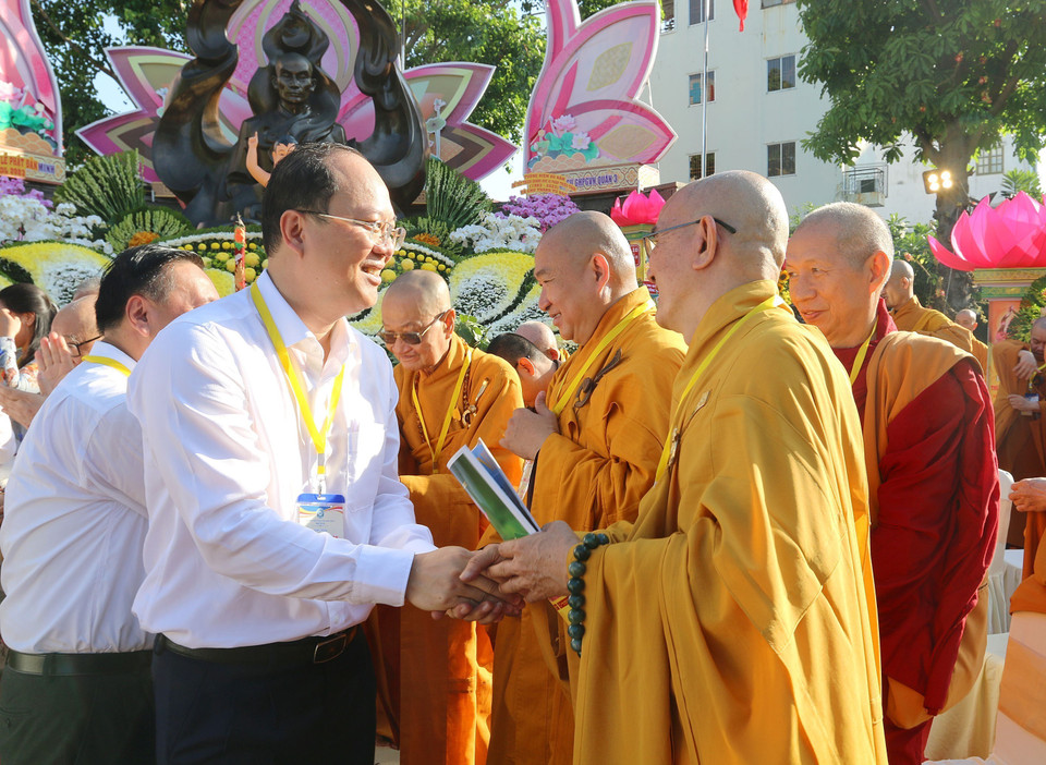 Ông Nguyễn Hồ Hải, Phó Bí thư Thành ủy Thành phố Hồ Chí Minh thăm hỏi, chúc mừng Giáo hội Phật giáo Việt Nam Thành phố Hồ Chí Minh cùng đông đảo Tăng Ni, Phật tử các giới nhân Đại lễ Phật đản Phật lịch 2567 và tưởng niệm 60 năm ngày Bồ tát Thích Quảng Đức vị pháp thiêu thân (1963-2023). (Ảnh: Thanh Vũ/TTXVN)