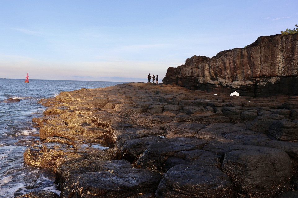 Thắng cảnh Gành đá Thạch Ky Điếu Tẩu ở Quảng Ngãi có nét tương đồng với thắng cảnh Gành Đá đĩa ở Phú Yên. (Ảnh: Phạm Cường/TTXVN)