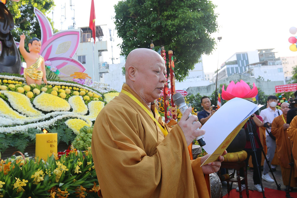 Hòa thượng Thích Lệ Trang, Trưởng Ban trị sự Giáo hội Phật giáo Việt Nam Thành phố Hồ Chí Minh Tuyên đọc Thông điệp Phật đản Phật lịch 2567 của Đức Pháp chủ Giáo hội Phật giáo Việt Nam tại lễ tưởng niệm. (Ảnh: Thanh Vũ/TTXVN)