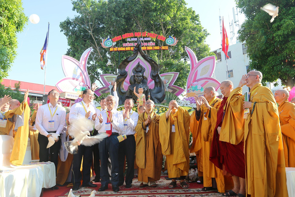 Các đại biểu thực hiện nghi thức thả chim bồ câu và bong bóng câu tại lễ tưởng niệm 60 năm ngày Bồ tát Thích Quảng Đức vị pháp thiêu thân (1963-2023) tại công viên tượng đài Bồ Tát Thích Quảng Đức. (Ảnh: Thanh Vũ/TTXVN)