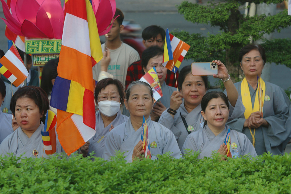 Đông đảo Tăng Ni, Phật tử các giới viếng và dâng hương tưởng niệm 60 năm ngày Bồ tát Thích Quảng Đức vị pháp thiêu thân (1963-2023) tại công viên tượng đài Bồ Tát Thích Quảng Đức (giao lộ đường Nguyễn Đình Chiểu-Cách mạng tháng 8, Quận 3, Thành phố Hồ Chí Minh). (Ảnh: Thanh Vũ/TTXVN)