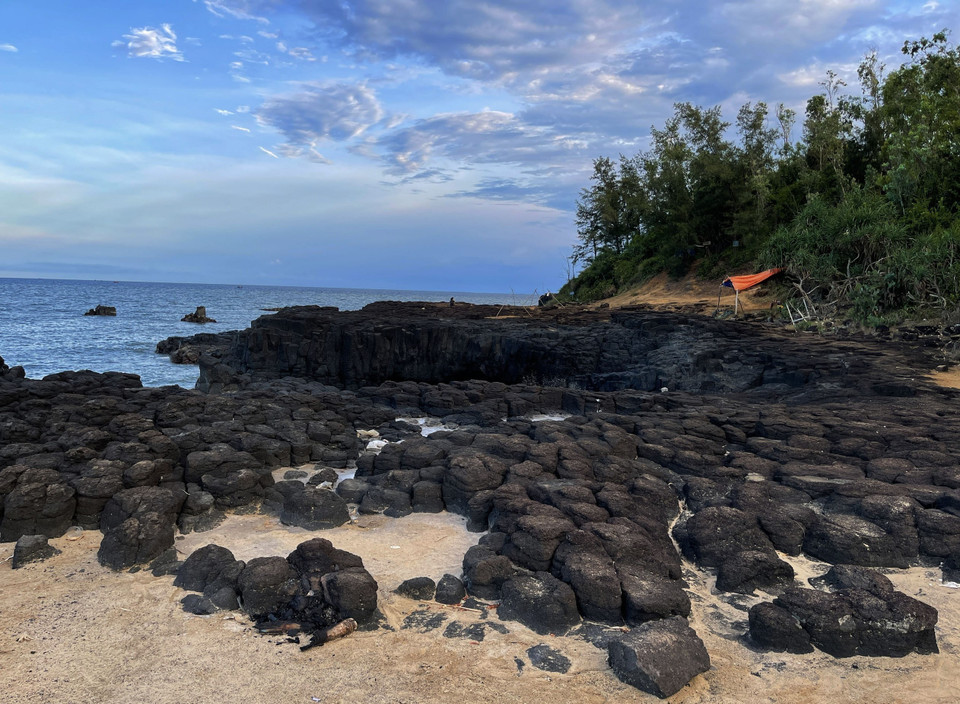 Được hình thành từ quá trình phun trào của núi lửa hàng triệu năm trước, Thạch Ky Điếu Tẩu là những cột đá có hình tròn, lăng trụ xếp chồng lên nhau, kéo dài từ bờ đất liền ra biển. (Ảnh: TTXVN phát) 