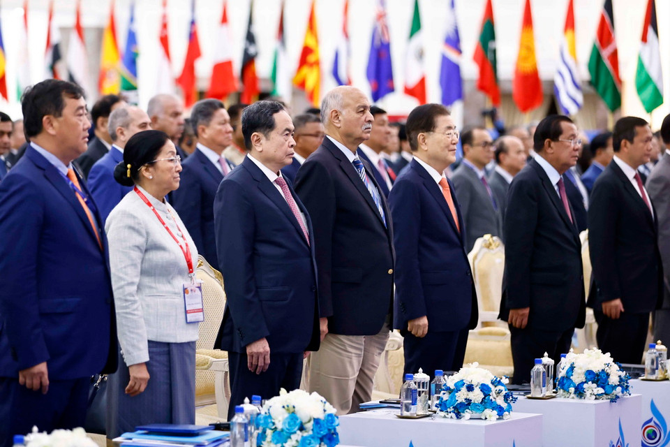 Chủ tịch Quốc hội Trần Thanh Mẫn và đại biểu chào cờ tại Phiên khai mạc Hội nghị ICAPP. (Ảnh: Doãn Tấn/ TTXVN)