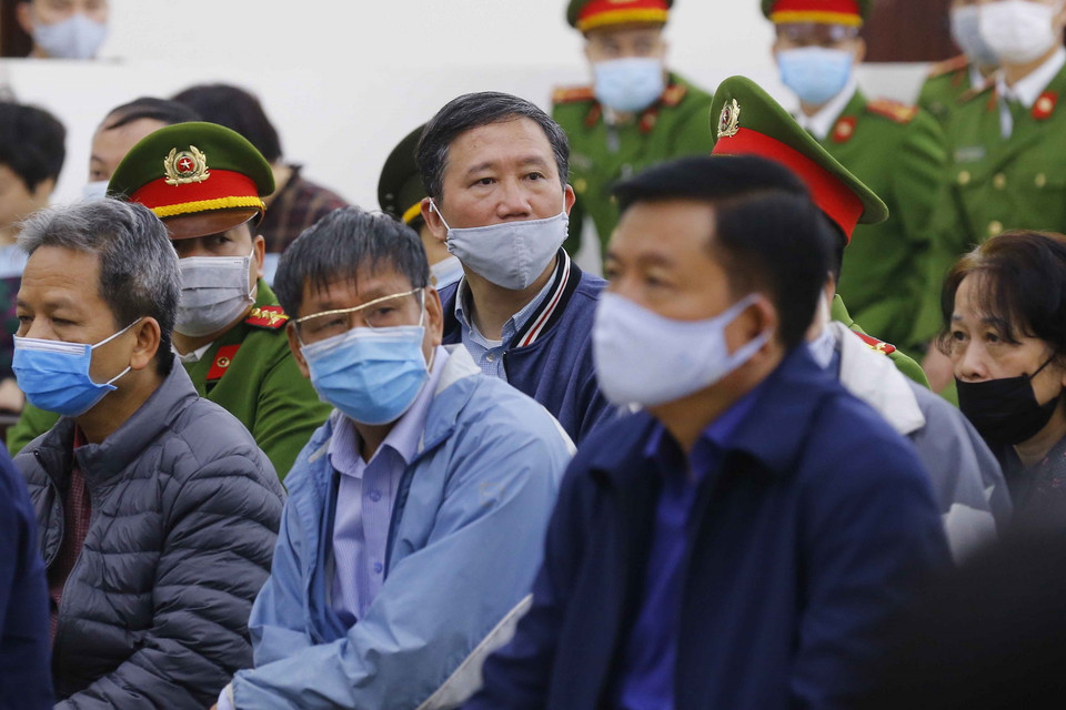 Bị cáo Đinh La Thăng cùng đồng phạm tại phiên xét xử. (Ảnh: Doãn Tấn/TTXVN)