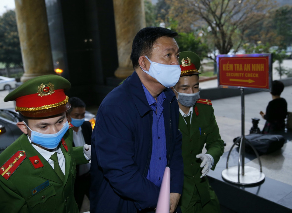 Cảnh sát dẫn giải bị cáo Đinh La Thăng tới tòa xét xử. (Ảnh: Doãn Tấn/TTXVN)