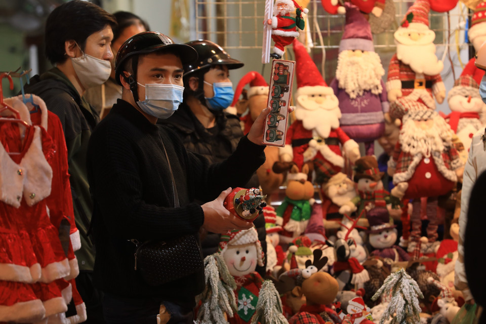 Phố Hàng Mã là điểm thu hút người dân đến mua sắm để chuẩn bị đón Giáng sinh. (Ảnh: Hoàng Hiếu/TTXVN)