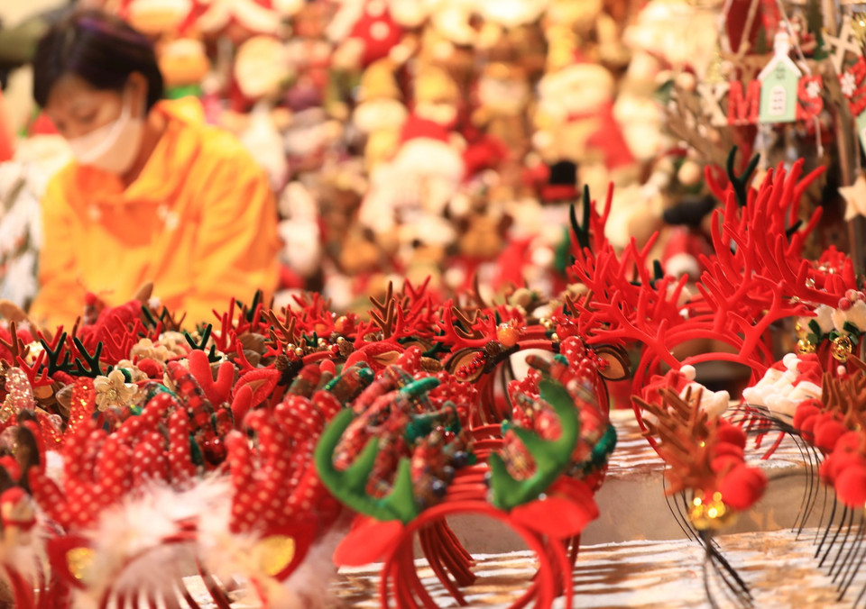 Đồ Giáng sinh được bày bán trên khắp phố Hàng Mã nhưng vắng người mua. (Ảnh: Hoàng Hiếu/TTXVN)