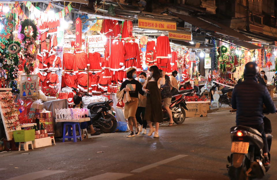 20h10 ngày 20/12, phố Hàng Mã vẫn vắng người đến mua sắm. (Ảnh: Hoàng Hiếu/TTXVN)