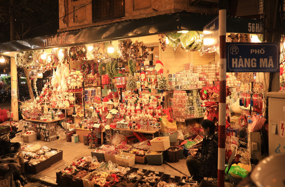 Một cửa hàng trên phố Hàng Mã đến 20h vẫn vắng khách. (Ảnh: Hoàng Hiếu/TTXVN)