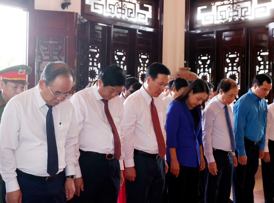 Chủ tịch nước Võ Văn Thưởng và đoàn công tác tưởng niệm Chủ tịch Hội đồng Bộ trưởng Phạm Hùng. (Ảnh: Thống Nhất/TTXVN)