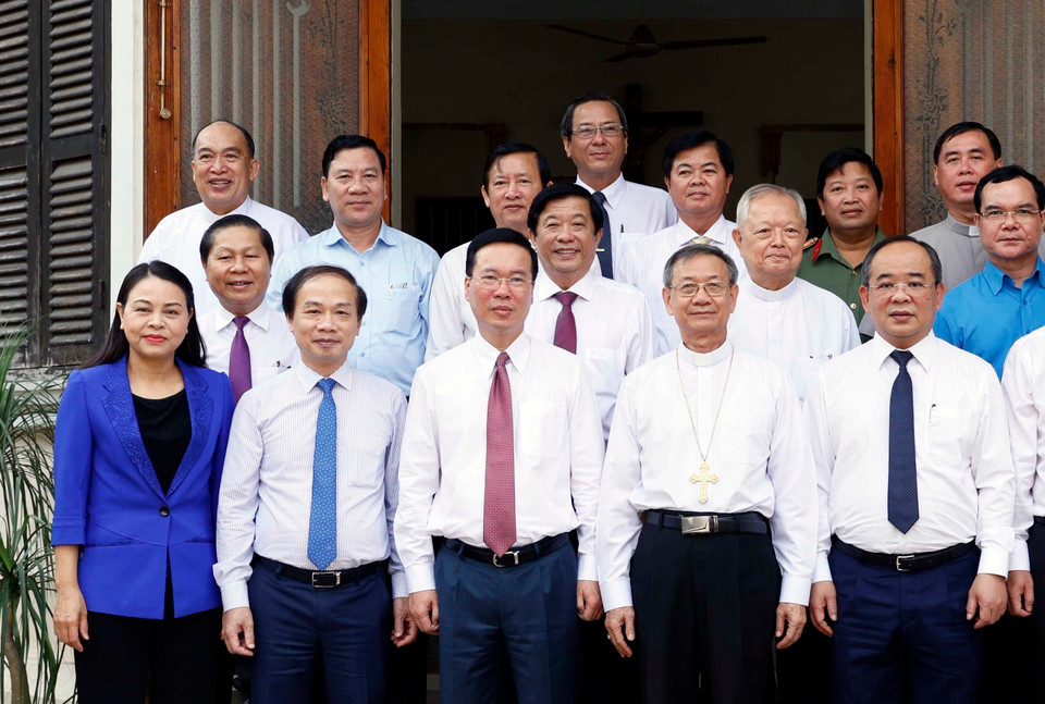 Chủ tịch nước Võ Văn Thưởng với các linh mục, tu sỹ, bà con giáo dân Giáo phận Vĩnh Long tại Tòa Giám mục Vĩnh Long. (Ảnh: Thống Nhất/TTXVN)