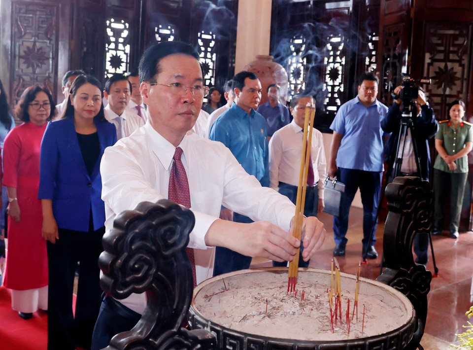 Chủ tịch nước Võ Văn Thưởng dâng hương tưởng niệm Chủ tịch Hội đồng Bộ trưởng Phạm Hùng. (Ảnh: Thống Nhất/TTXVN)