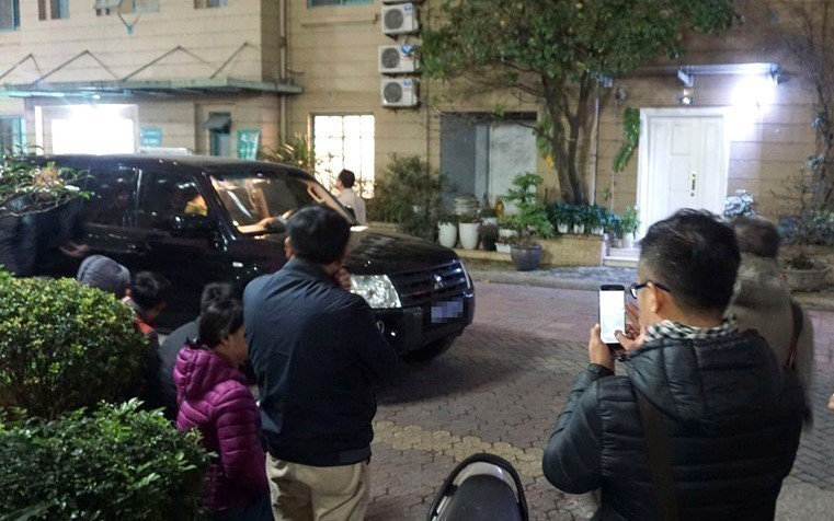 Lực lượng chức năng khám xét nhà ông Đinh La Thăng tại khu đô thị Sudico (đường Phạm Hùng, Mỹ Đình 1, quận Nam Từ Liêm, Hà Nội), tối 8/12/2017. Việc cho thôi giữ chức Ủy viên Bộ Chính trị, tạm đình chỉ nhiệm vụ Đại biểu Quốc hội, khởi tố và bắt tạm giam ông Đinh La Thăng, làm rõ sai phạm liên quan đến nhiều lãnh đạo Tập đoàn Dầu khí quốc gia Việt Nam, buộc các tổ chức, cá nhân liên quan phải chịu trách nhiệm trước pháp luật; xử lý nghiêm cả cán bộ lãnh đạo cao cấp, đương chức hay nghỉ hưu, ở trung ương và địa phương, thể hiện rõ không có “vùng cấm” trong cuộc đấu tranh chống tham nhũng, tiêu cực. (Ảnh: TTXVN phát)