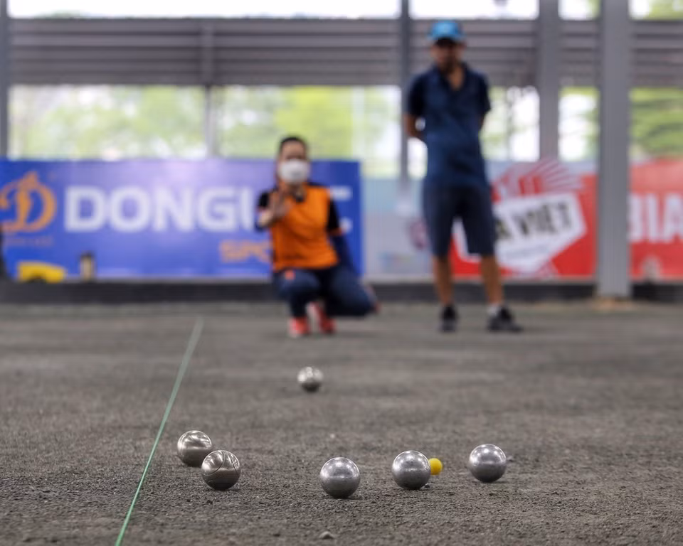 Các vận động viên đội tuyển bi sắt luyện tập cho SEA Games 31. (Ảnh: Tuấn Đức/TTXVN)