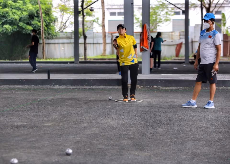 Các vận động viên đội tuyển bi sắt luyện tập cho SEA Games 31. (Ảnh: Tuấn Đức/TTXVN)