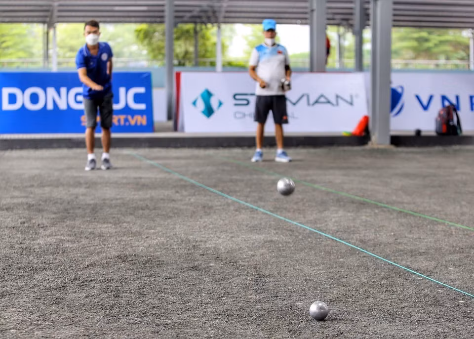 Các vận động viên đội tuyển bi sắt luyện tập cho SEA Games 31. (Ảnh: Tuấn Đức/TTXVN)