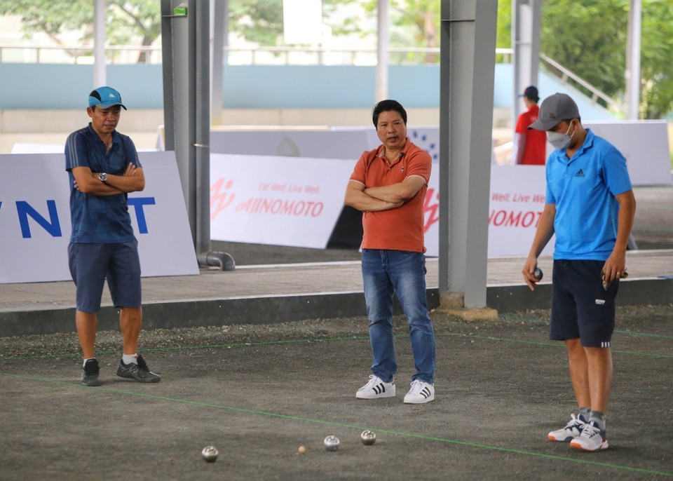 Ông Đặng Xuân Vui, huấn luyện viên trưởng đội tuyển bi sắt Việt Nam quan sát đội luyện tập. (Ảnh: Tuấn Đức/TTXVN)