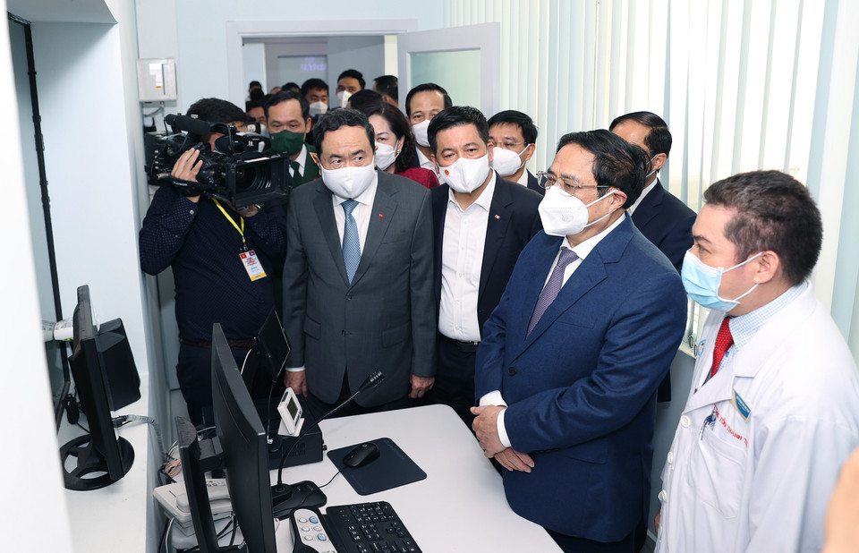 Thủ tướng Phạm Minh Chính tham quan cơ sở vật chất, trang thiết bị của Bệnh viện Chợ Rẫy-Phnom Penh. (Ảnh: Dương Giang/TTXVN)