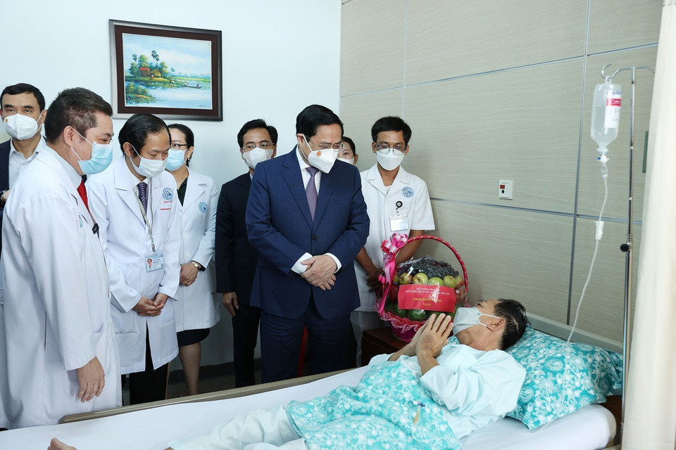 Thủ tướng Phạm Minh Chính thăm bệnh nhân đang điều trị tại Bệnh viện Chợ Rẫy-Phnom Penh. (Ảnh: Dương Giang/TTXVN)