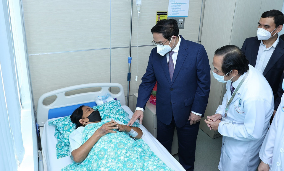Thủ tướng Phạm Minh Chính thăm bệnh nhân đang điều trị tại Bệnh viện Chợ Rẫy-Phnom Penh. (Ảnh: Dương Giang/TTXVN)