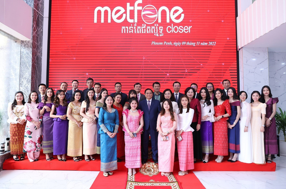 Thủ tướng Phạm Minh Chính với lãnh đạo, nhân viên Công ty viễn thông Metfone. (Ảnh: Dương Giang/TTXVN)