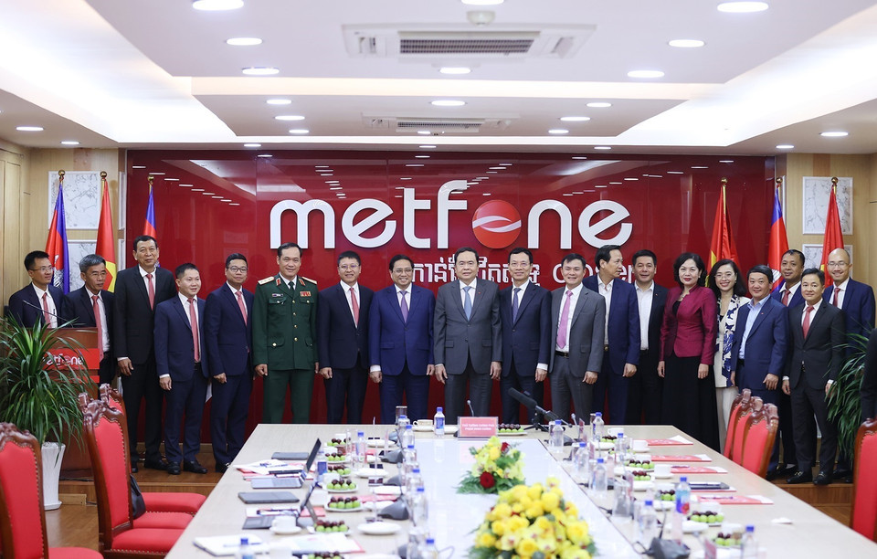 Thủ tướng Phạm Minh Chính với lãnh đạo Công ty viễn thông Metfone. (Ảnh: Dương Giang/TTXVN)