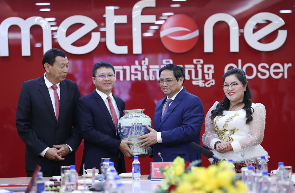 Thủ tướng Phạm Minh Chính tặng quà cho Công ty viễn thông Metfone. (Ảnh: Dương Giang/TTXVN)