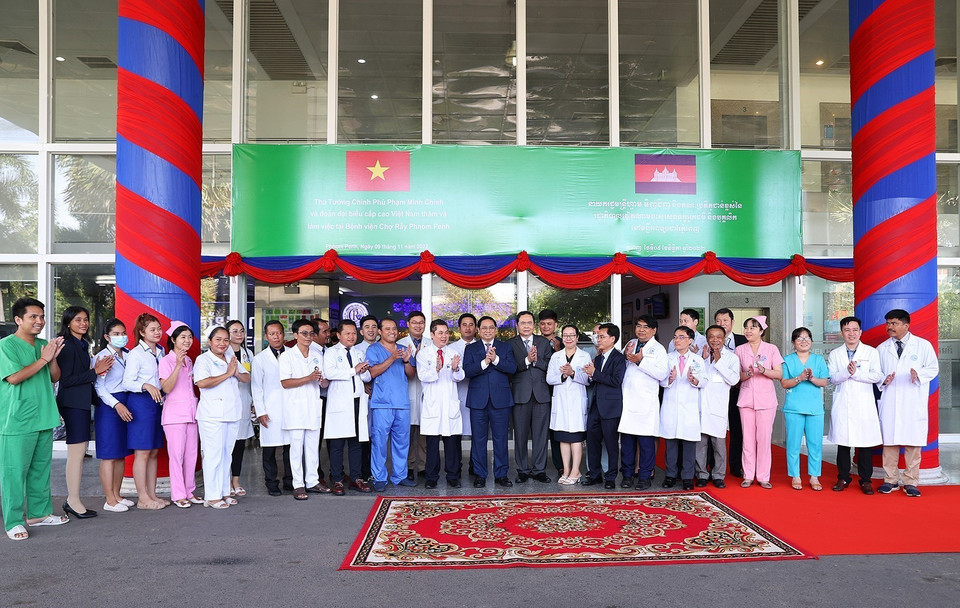 Thủ tướng Phạm Minh Chính với đội ngũ bác sĩ và nhân viên y tế Bệnh viện Chợ Rẫy - Phnom Penh. (Ảnh: Dương Giang/TTXVN)