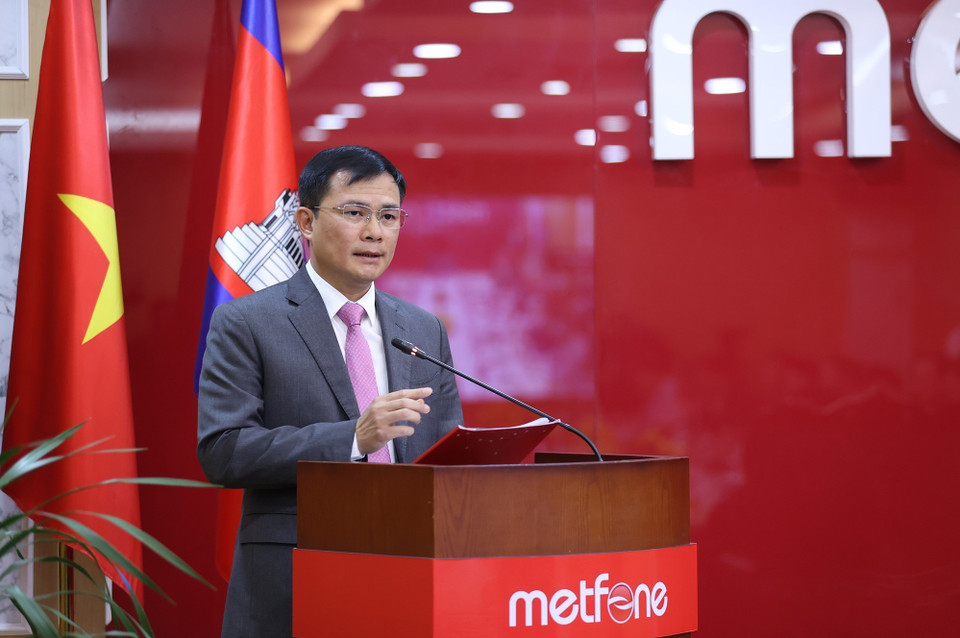 Chủ tịch kiêm Tổng giám đốc Tập đoàn Công nghiệp – Viễn thông Quân đội (Viettel) Tào Đức Thắng báo cáo tình hình hoạt động của Công ty viễn thông Metfone. (Ảnh: Dương Giang/TTXVN)