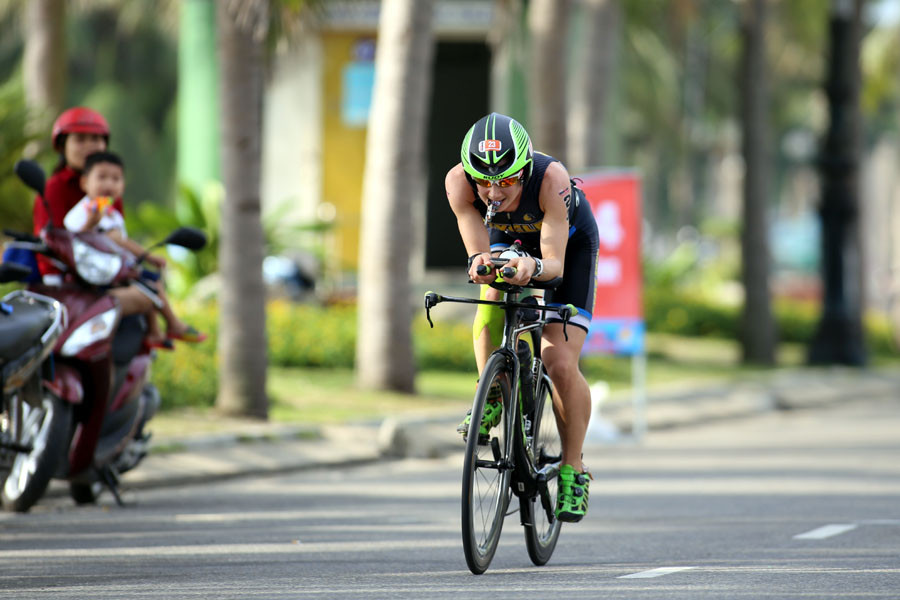 "Tiếp nước" trên đường đua. (Ảnh: Hiền Trần/Vietnam+)