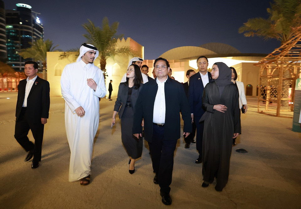 Thủ tướng Phạm Minh Chính tham quan Bảo tàng Nghệ thuật Hồi giáo ở Thủ đô Doha (Qatar).(Ảnh: Dương Giang/TTXVN)
