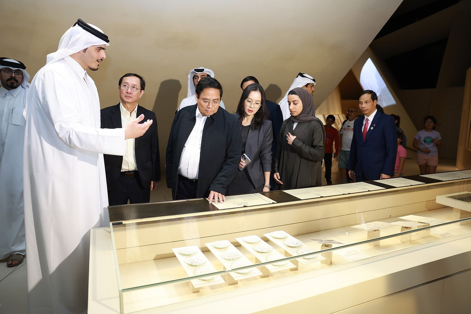 Thủ tướng Phạm Minh Chính tham quan các hiện vật trưng bày tại Bảo tàng Nghệ thuật Hồi giáo ở Thủ đô Doha (Qatar).(Ảnh: Dương Giang/TTXVN)