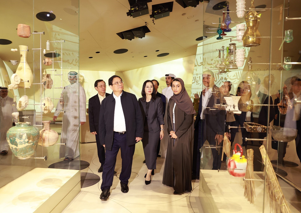 Thủ tướng Phạm Minh Chính tham quan các hiện vật trưng bày tại Bảo tàng Nghệ thuật Hồi giáo ở Thủ đô Doha (Qatar).(Ảnh: Dương Giang/TTXVN)