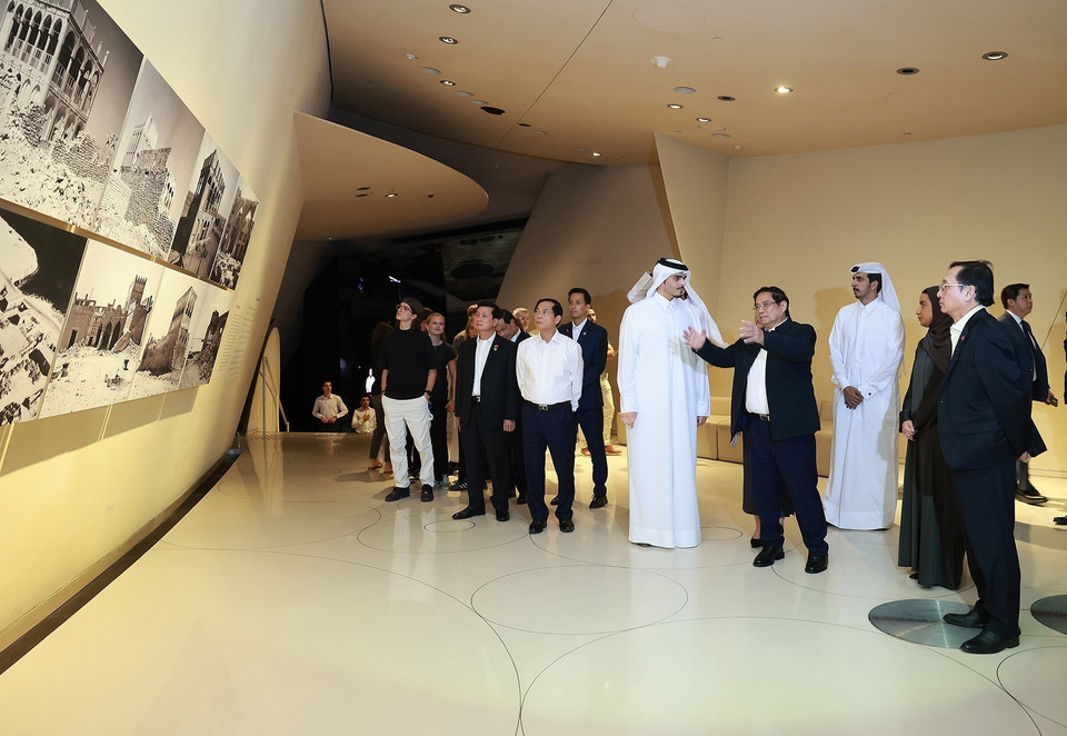 Thủ tướng Phạm Minh Chính tham quan Bảo tàng Nghệ thuật Hồi giáo ở Thủ đô Doha (Qatar).(Ảnh: Dương Giang/TTXVN)